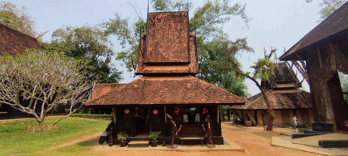 Découvrir le Baan Dam Museum, Maison Noire de Chiang Rai