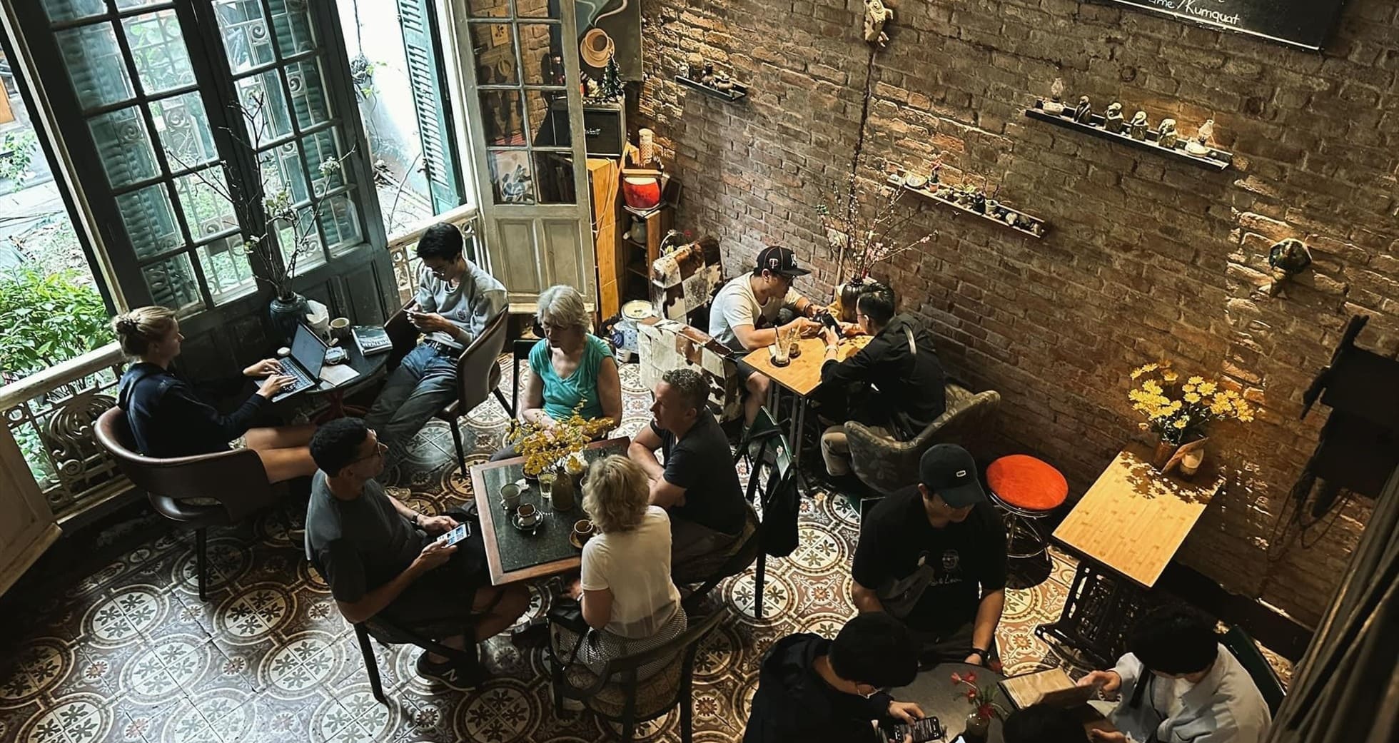 La culture du café à Hanoï : Les cafés incontournables pour tout voyageur