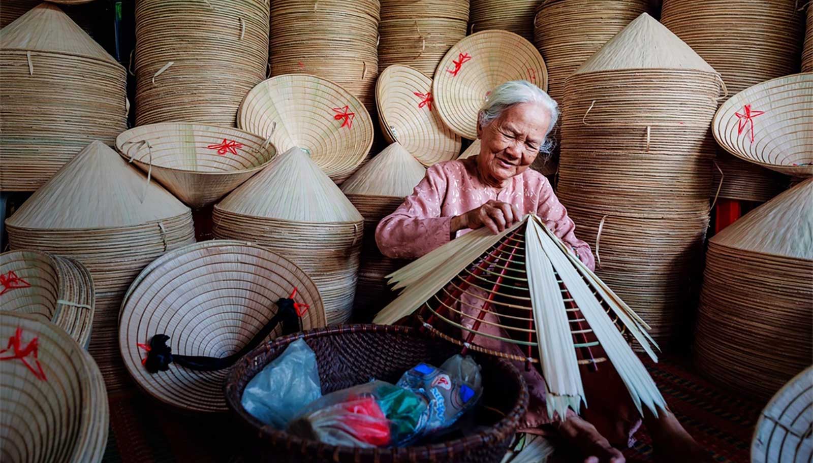 Les secrets du Non la, le chapeau conique traditionnel du Vietnam