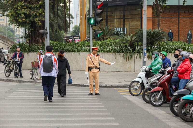 traverser la rue au Vietnam