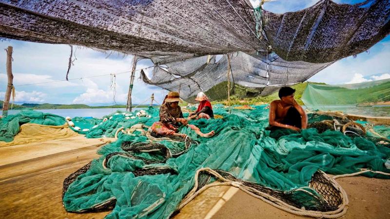 Pêcheurs locaux et leurs filets de pêche à Ao Salat