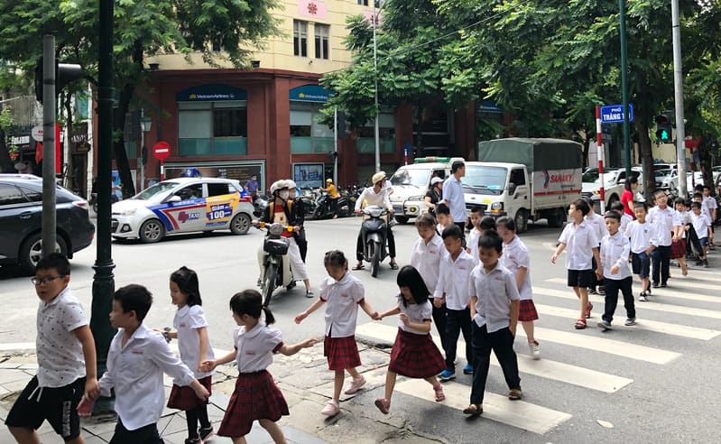 traverser la rue au Vietnam