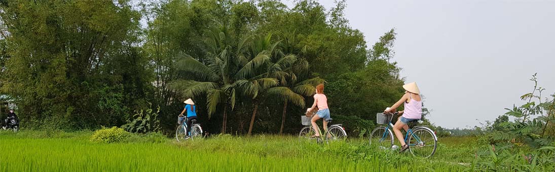 Campagne paisible des cyclistes à Hoi An