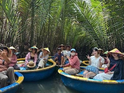 Balade en bateau rond dans la forêt de cocotiers de Bay Mau