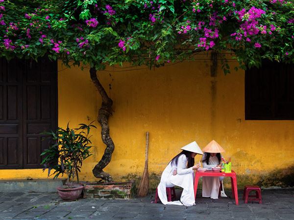 Jeunes filles en robe traditionnelle à Hoi An  7