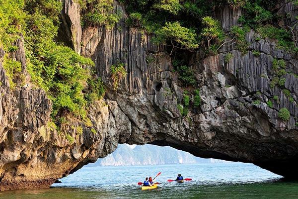 Kayak à la découverte de la baie d'Halong  1