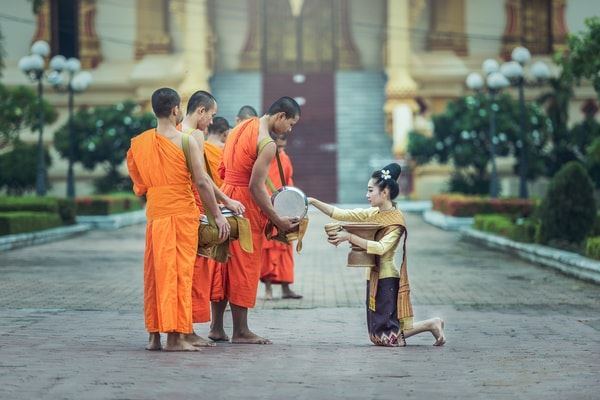La cérémonie de l'offrande traditionnelle aux moines, Laos 2