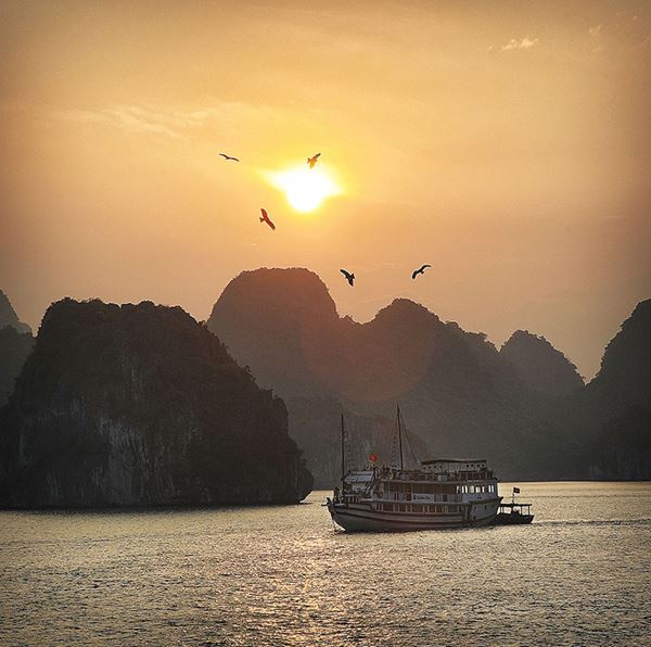 La merveilleuse baie d'Halong au coucher du soleil 3