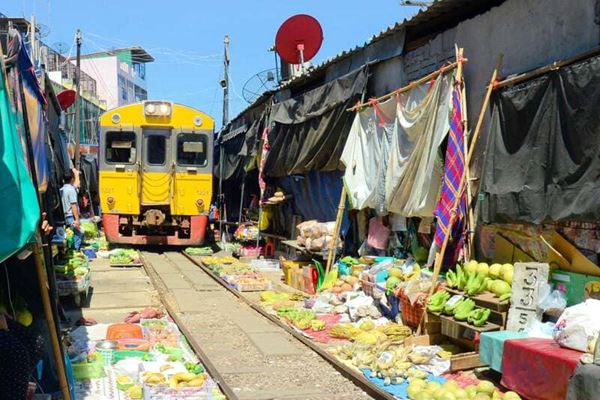 Marché du train à Bangkok 2