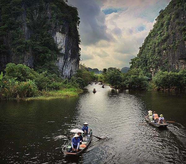 Balade en barque sur la baie d'Halong terrestre